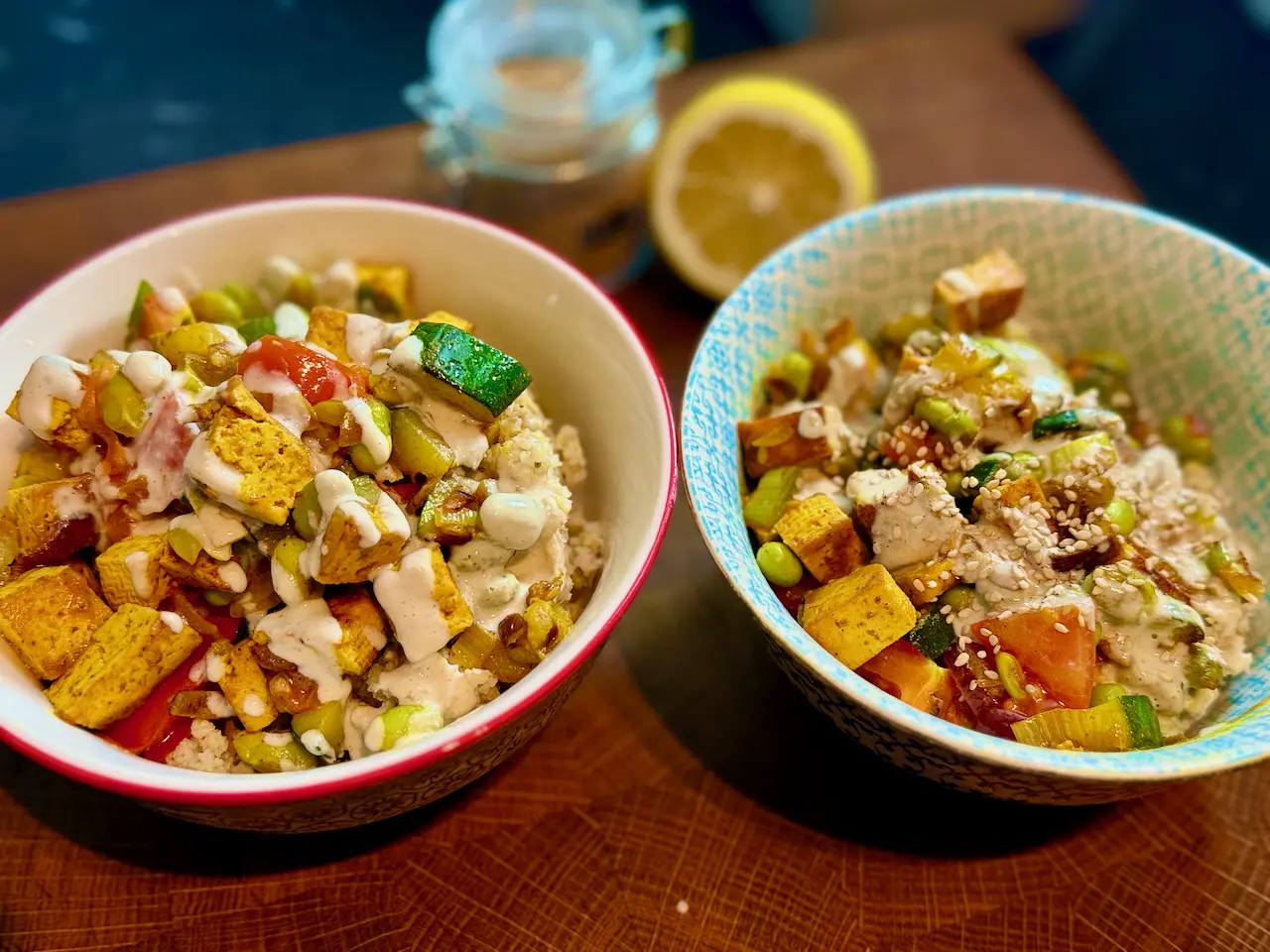 Hirse-Buchweizen-Gemüsepfanne mit Tofu und Edamame